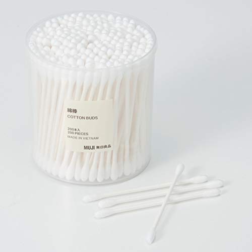 Close up of MUJI white cotton buds pulp shafts