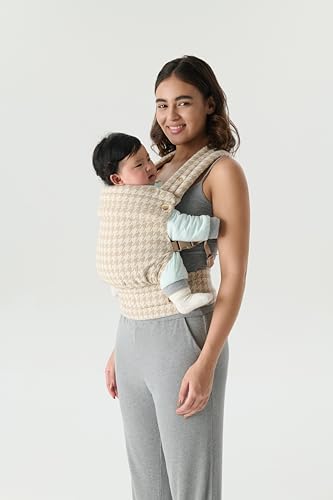 Houndstooth patterned baby carrier close up