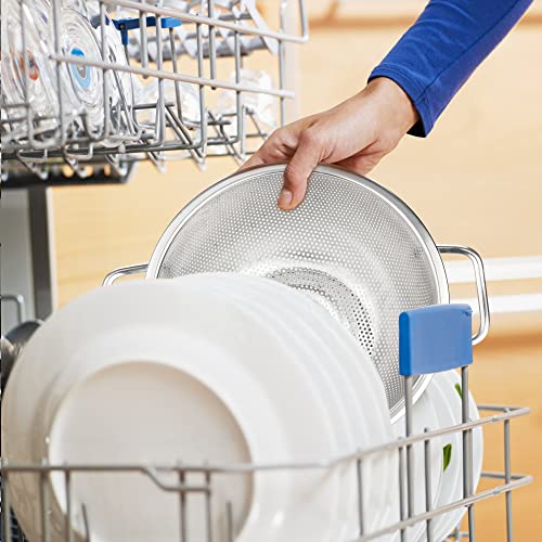 Straining pasta with Gulex stainless steel colander