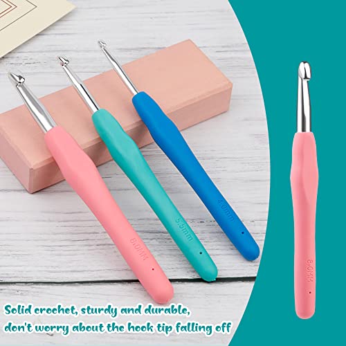 Smooth tip detail on Mayboos crochet needle