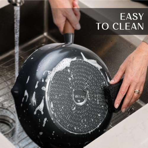 Silicone trivets and pan protectors in set