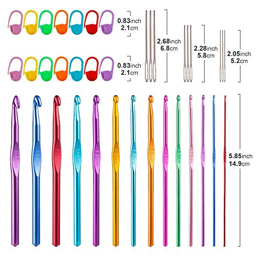 Hand holding a Vodiye crochet hook during use