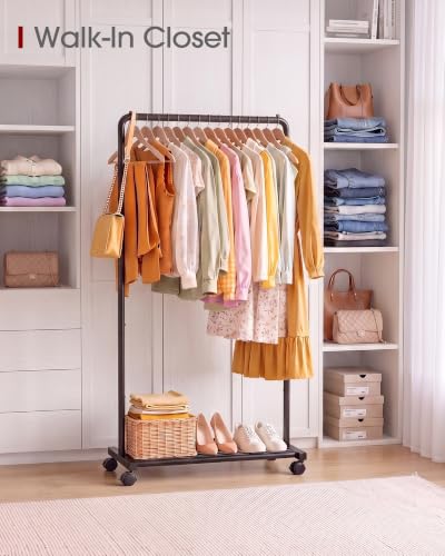 Sakugi clothes rack with clothes hanging