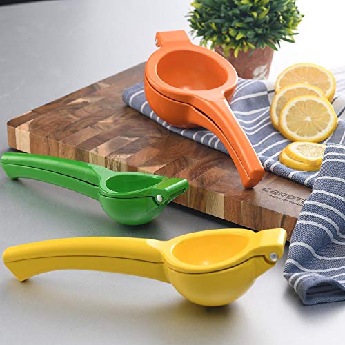 Y-me juicer with lemon halves