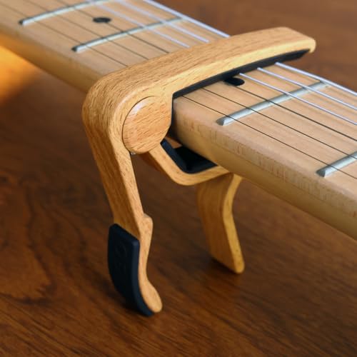 The 5 celluloid picks included with WINGO capo