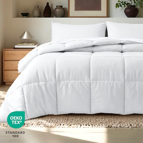 Queen size down alternative comforter detail