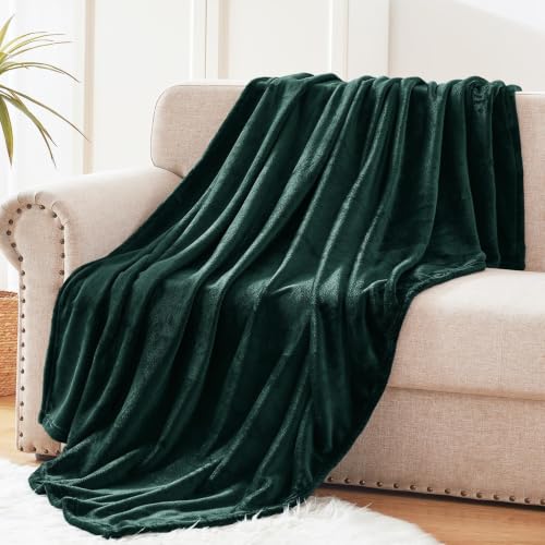 Exclusivo Mezcla throw blanket draped on sofa