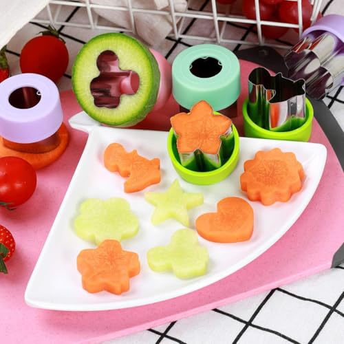 Sandwiches shaped with magigift cutter set