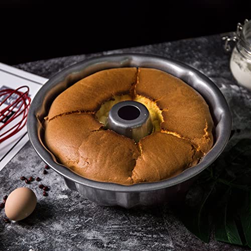Base view of Wilton heavy-duty aluminum cake pan