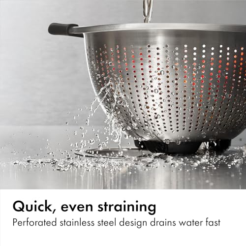 Perforated design of the OXO 5 Qt kitchen strainer