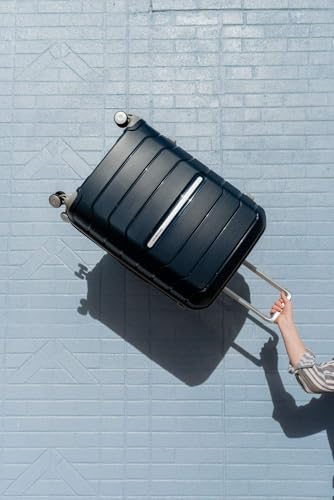 Side profile of Samsonite Freeform hardshell luggage