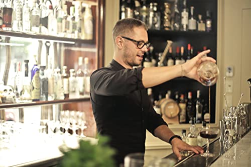 Bartender using Pafusen speed pourer