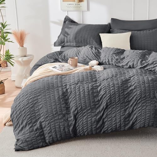 Textured seersucker pattern on dark grey bedding