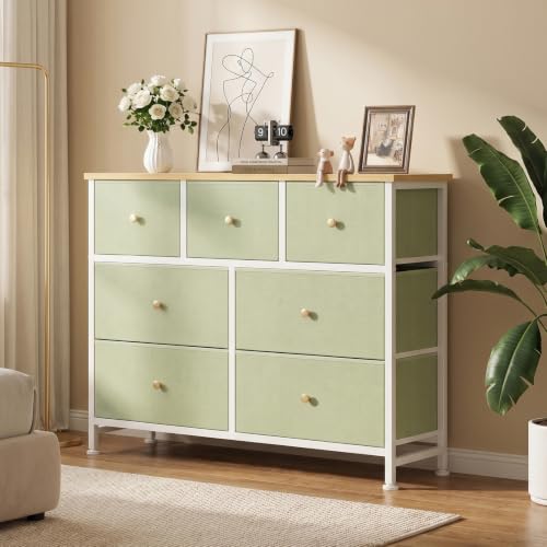 Bedroom setting with OLIXIS 7 drawer unit