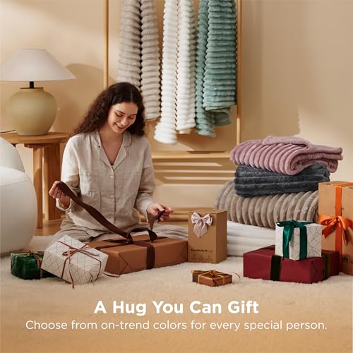 Soft microfiber material detail of Bedsure blanket