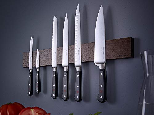 Ergonomic handle design on the black Wüsthof knife