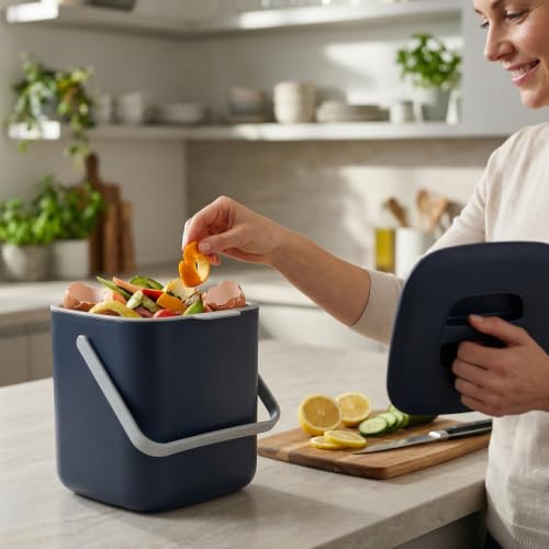 Compost bin with sturdy carrying handle