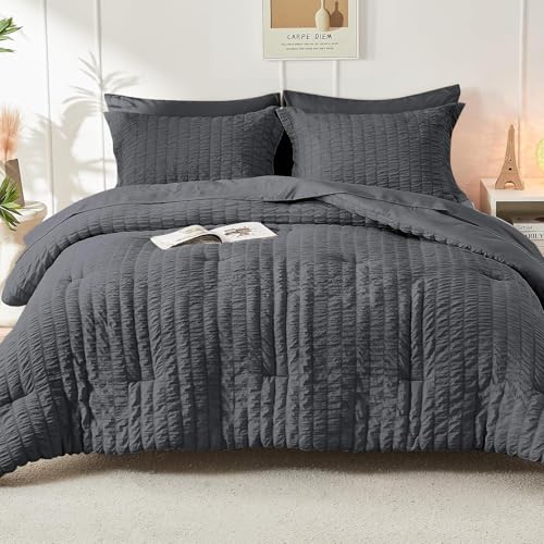 Folded view of the HYMOKEGE microfiber bedding set