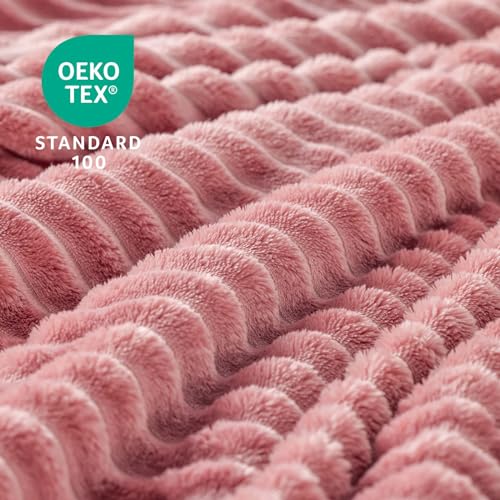 Soft microfiber texture of the BEDELITE pink blanket