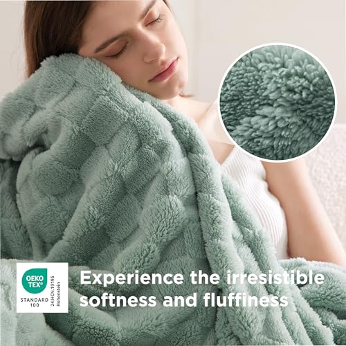 Soft microfiber material of Bedsure blanket