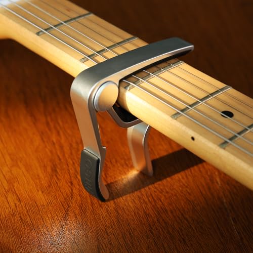 WINGO capo with included picks