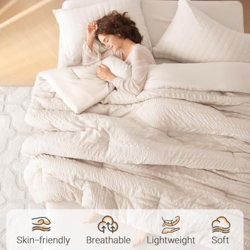Beige seersucker comforter texture detail