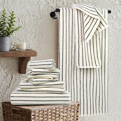 Folded bath towels from the Jacquotha set